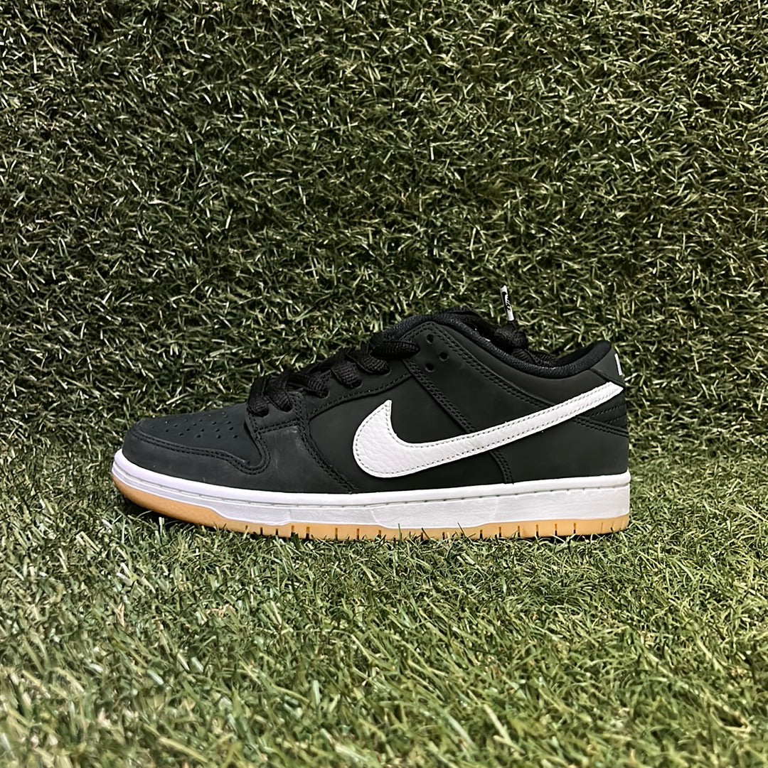 NIKE DUNK LOW SB 'BLACK GUM'